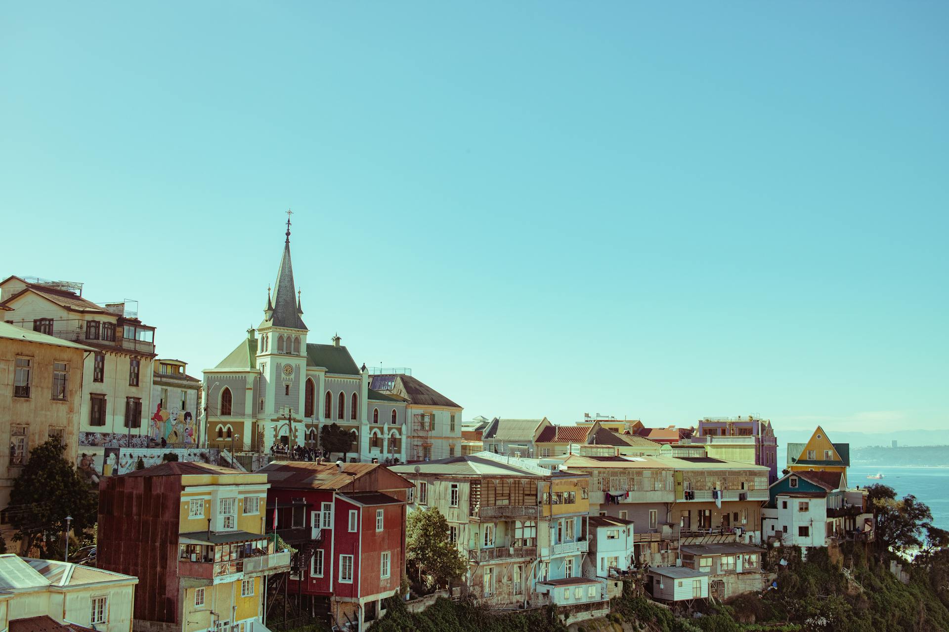 VALPARAÍSO: Tapiz Arquitectónico Colgante Entre La Historia y La Vida Cotidiana